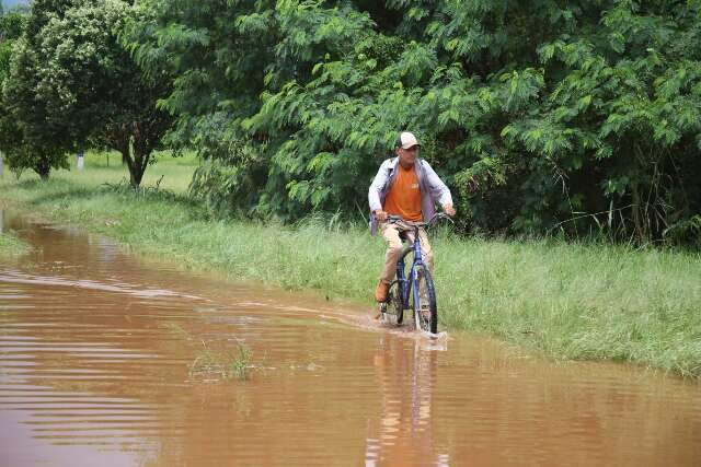 Duas horas ap&oacute;s chuva terminar, ruas do Tiradentes continuam tomadas pela &aacute;gua