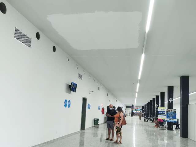 Forro &eacute; recolocado ap&oacute;s ventos e aeroporto informa que obra ter&aacute; mais atraso 