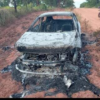 Veículo foi destruído pelo fogo. (Foto: O Pantaneiro)