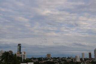 Céu com muitas nuvens na manhã desta quarta-feira em Campo Grande. (Foto: Henrique Kawaminami)