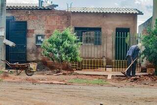 Preocupado com o vizinho, Claudomiro fazia uma conteção para a água da chuva não atingir a casa ao lado. (Foto: Marcos Maluf)