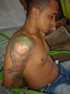 Tatuagem do Coringa no braço de Marcio. (Foto: Senad)