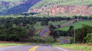 Estrada e serra em Piraputandga, distrito de Aquidauana. (Foto: Divulgação: Governo do Estado)