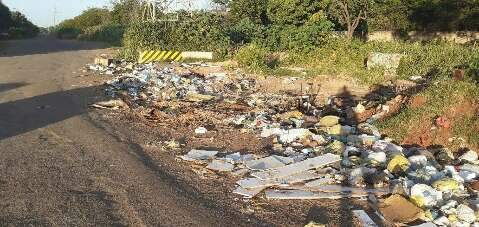 Morador reclama de “lixão” a céu aberto em entrada de área rural
