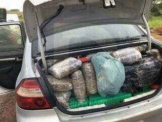 Carro &eacute; abandonado com 366,5 quilos de maconha e 143 quilos de skank em BR