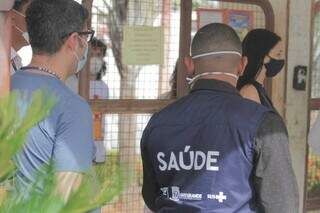 Profissionais da Sesau durante vacinação contra a covid nesta manhã. (Foto: Marcos Maluf)