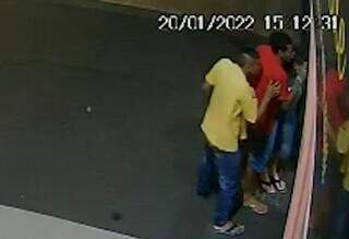 Antes de invadir loja, três bandidos observaram vitrine do comércio. (Foto: Reprodução)