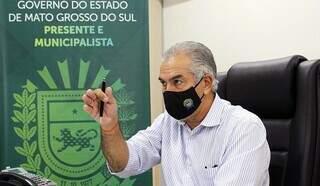 Governador Reinaldo Azambuja (PSDB) em seu gabinete (Foto: Chico Ribeiro | Governo de MS)