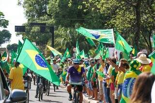 Manifestação com bandeiras do Brasil no Centro da Capital. (Foto: Henrique Kawaminami)