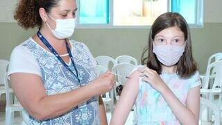 Menina recebe dose da vacina pediátrica. (Foto: PMCG/Divulgação)