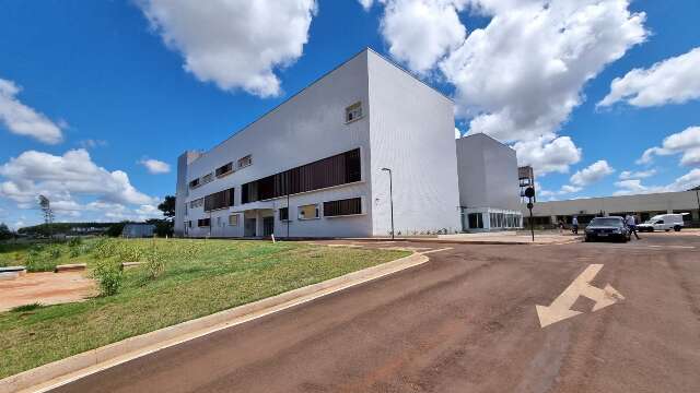 Entregue por ministro sem equipamentos, hospital é inaugurado de novo