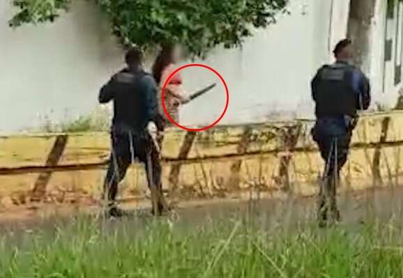 Mulher surta, tenta matar motorista de aplicativo, ataca PM e acaba baleada 