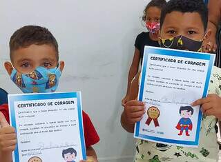 Os meninos com o certificado que têm a imagem do Super-Homem. (Foto: Divulgação)