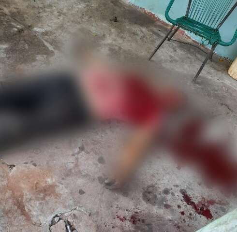 Pistoleiros executam mec&acirc;nico e colocam fogo em carro usado no homic&iacute;dio