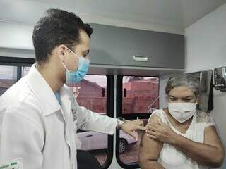 Mulher foi vacinada em ônibus itinerante da Cruz Vermelha nesta manhã. (Foto: Marcos Maluf)