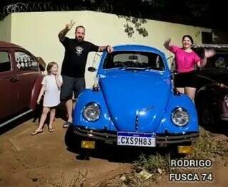 Rodrigo ao lado da família durante encontro de carros antigos. (Foto: Arquivo Pessoal)