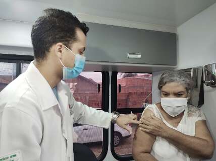Ônibus da Cruz Vermelha leva vacinas a quem não conseguia imunização no posto