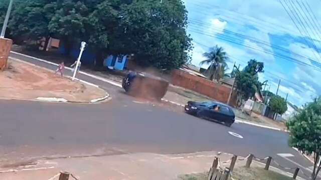 Carro tomba depois de motorista furar placa de pare e quase atinge crian&ccedil;a