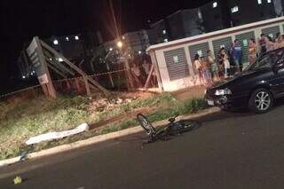 Ciclista foi atropelado em frente a um condomínio no Bairro Jardim Tarumã. (Foto: Direto das Ruas)