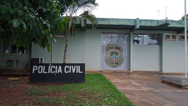 Homem morre ao cair de carroceria e ser atingido por container de combust&iacute;vel 