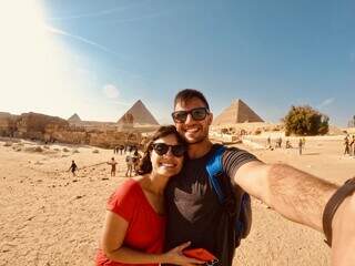 Os mochileiros campo-grandenses Bleine Conceição Bach e Wicky Martins Semões nas pirâmides do Egito em dezembro de 2021 (Foto: Arquivo pessoal)