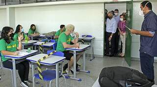 Governador do Estado, Reinaldo Azambuja (PSDB), e equipe do governo na Escola Estadual Lúcia Martins Coelho. (Foto: Chico Ribeiro/Governo MS)