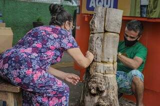 Sotera e Mariano esculpindo madeira durante processo de criação. (Foto: Marcos Maluf)