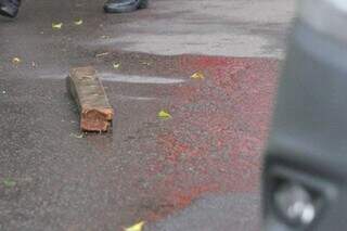 Pedaço de madeira ao lado de sangue espalhado pela via. (Foto: Marcos Maluf)