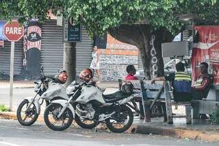 Mototaxistas aguardando chamado em ponto da Rua Barão do Rio Branco, na Capital. (Foto: Marcos Maluf)