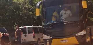 Ônibus abordado pela PF nesta quinta-feira. (Foto: Diário Corumbaense)