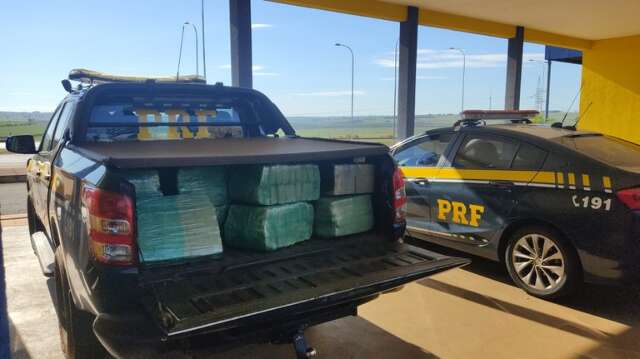 Casal &eacute; preso ap&oacute;s capotar ve&iacute;culo com 183 quilos de maconha em persegui&ccedil;&atilde;o