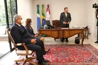 Cavassa e Jaceguara (sentados) foram empossados pelo presidente Carlos Eduardo Contar (de pé). (Foto: Divulgação/TJMS)