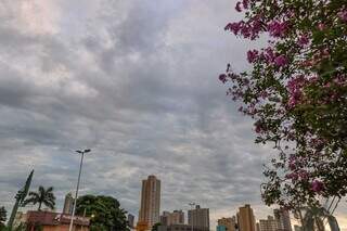 Céu encoberto na manhã desta sexta-feira no Centro da Capital (Foto: Henrique Kawaminami)
