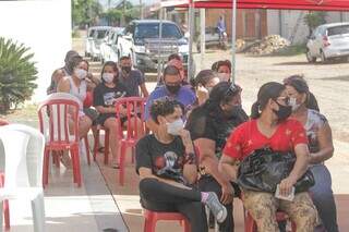  Moradores da Capital aguardam na fila para serem vacinados contra a covid. (Foto: Marcos Maluf)
