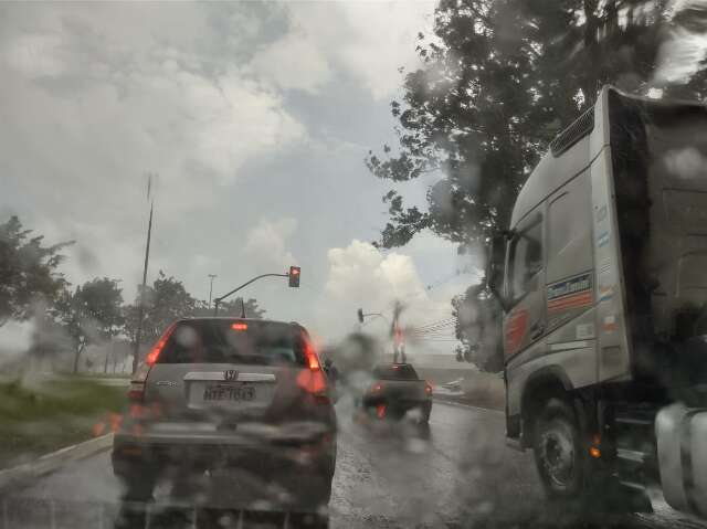 Chuva forte alivia &quot;calor&atilde;o&quot; da manh&atilde; desta sexta na Capital