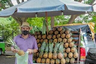 Wilson Bianchi, de 51 anos, ao lado de seus abacaxis. (Foto: Marcos Maluf)