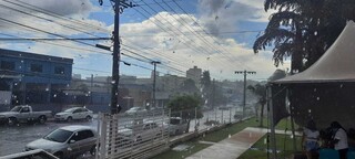Chuva na região do Centro da cidade, na rua Marechal Rondon. (Foto: Caroline Maldonado)