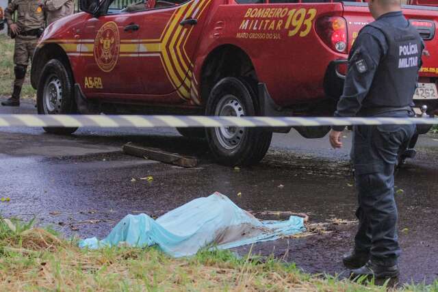 Pol&iacute;cia identifica homem que morreu a pauladas e o principal agressor