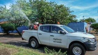 Carro da Vigilância Sanitária circulando com fumacê por bairro da Capital. (Foto: Divulgação/PMCG)