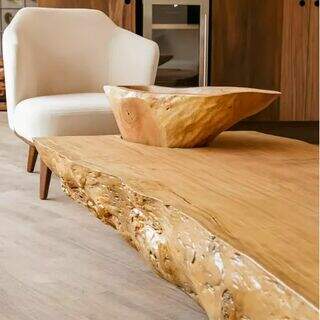 Amigos fizeram madeira que seria lenha virar mesa e até banheira