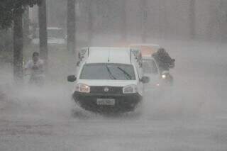 Motoristas enfrentam rua alagada em dia de chuva no Bairro Tiradentes (Foto: Marcos Maluf) 