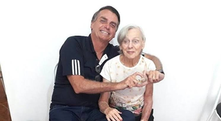 Presidente Bolsonaro com a mãe Olinda Bonturi. (Foto: Arquivo Pessoal)