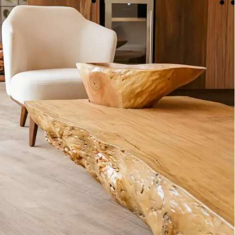 Amigos fizeram madeira que seria lenha virar mesa e at&eacute; banheira