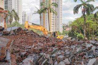 Destroços de casa história é cenário nesta sexta-feira na Avenida Afonso Pena. (Foto: Marcos Maluf)