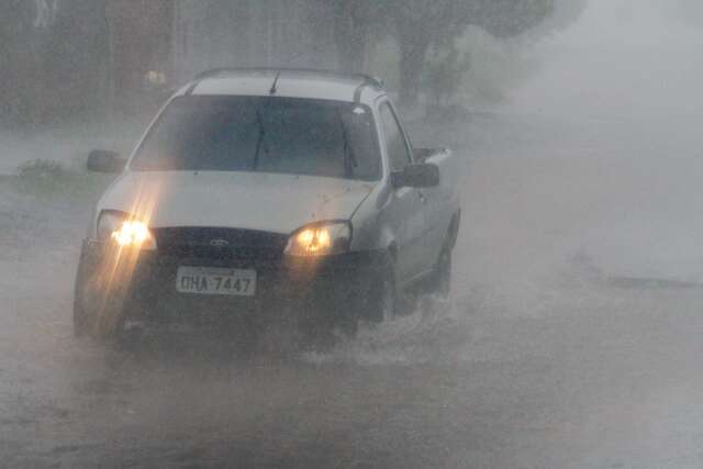 Perdeu a placa do ve&iacute;culo ao encarar alagamento? Preju&iacute;zo pode chegar a R$ 400