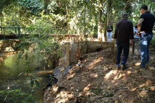 Córrego Lagoa fica atrás da estação do Tarumã, que foi inspecionada em 30 de abril do ano passado. (Foto: Kísie Ainoã)