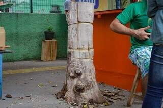 Tronco de árvore ao lado de banca na Rua 15 de Novembro. (Foto: Marcos Maluf)