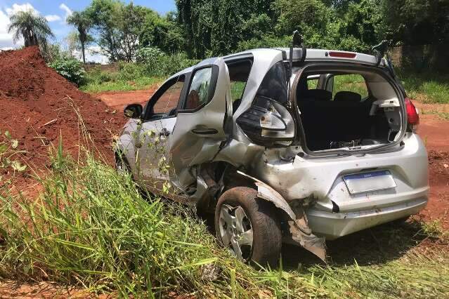 Homem armado rouba carro, foge em alta velocidade e atinge veículo de idosos