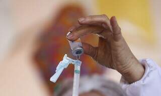 Imunizante contra covid sendo preparado para aplicação (Foto: Arquivo)