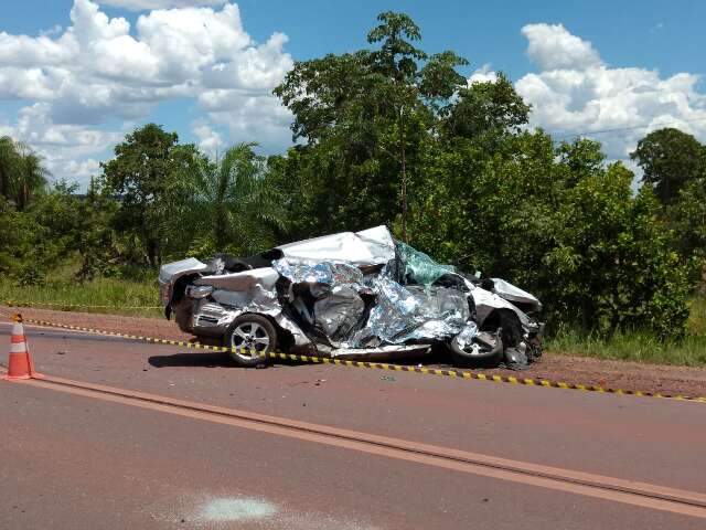 Acidente entre carro e caminh&atilde;o deixa dois mortos na BR-262
